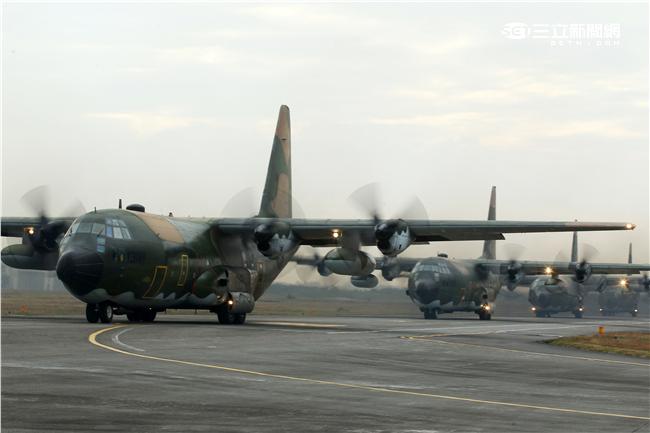 C-130運輸機配備四個渦輪螺旋槳發動機，能作高空、高速遠程飛行，包括日/夜滲透和撤離、特種地面作戰部隊的支援、心理戰任務、空中偵察以及空降和地面—空中救生等，可以在未整備跑道上起降，經過修改後，航程更遠，又可同時執行戰術與戰略運輸任務。（記者邱榮吉/攝影）
