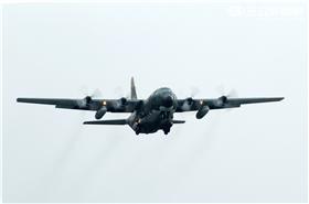C-130運輸機配備四個渦輪螺旋槳發動機，能作高空、高速遠程飛行，包括日/夜滲透和撤離、特種地面作戰部隊的支援、心理戰任務、空中偵察以及空降和地面—空中救生等，可以在未整備跑道上起降，經過修改後，航程更遠，又可同時執行戰術與戰略運輸任務。（記者邱榮吉/攝影）