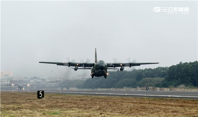 C-130運輸機配備四個渦輪螺旋槳發動機，能作高空、高速遠程飛行，包括日/夜滲透和撤離、特種地面作戰部隊的支援、心理戰任務、空中偵察以及空降和地面—空中救生等，可以在未整備跑道上起降，經過修改後，航程更遠，又可同時執行戰術與戰略運輸任務。（記者邱榮吉/攝影）