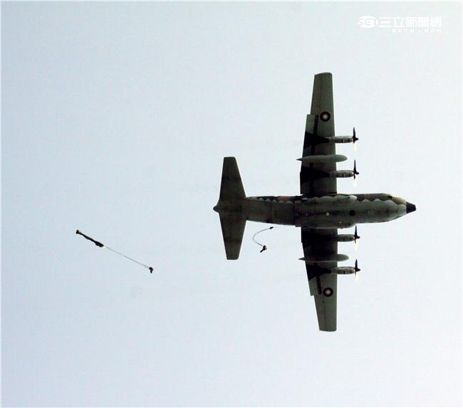 C-130運輸機配備四個渦輪螺旋槳發動機，能作高空、高速遠程飛行，包括日/夜滲透和撤離、特種地面作戰部隊的支援、心理戰任務、空中偵察以及空降和地面—空中救生等，可以在未整備跑道上起降，經過修改後，航程更遠，又可同時執行戰術與戰略運輸任務。（記者邱榮吉/攝影）