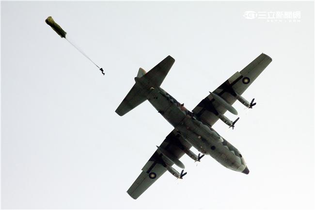C-130運輸機配備四個渦輪螺旋槳發動機，能作高空、高速遠程飛行，包括日/夜滲透和撤離、特種地面作戰部隊的支援、心理戰任務、空中偵察以及空降和地面—空中救生等，可以在未整備跑道上起降，經過修改後，航程更遠，又可同時執行戰術與戰略運輸任務。（記者邱榮吉/攝影）