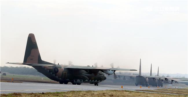 C-130運輸機配備四個渦輪螺旋槳發動機，能作高空、高速遠程飛行，包括日/夜滲透和撤離、特種地面作戰部隊的支援、心理戰任務、空中偵察以及空降和地面—空中救生等，可以在未整備跑道上起降，經過修改後，航程更遠，又可同時執行戰術與戰略運輸任務。（記者邱榮吉/攝影）