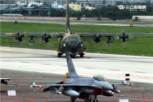 C-130運輸機配備四個渦輪螺旋槳發動機，能作高空、高速遠程飛行，包括日/夜滲透和撤離、特種地面作戰部隊的支援、心理戰任務、空中偵察以及空降和地面—空中救生等，可以在未整備跑道上起降，經過修改後，航程更遠，又可同時執行戰術與戰略運輸任務。（記者邱榮吉/攝影）