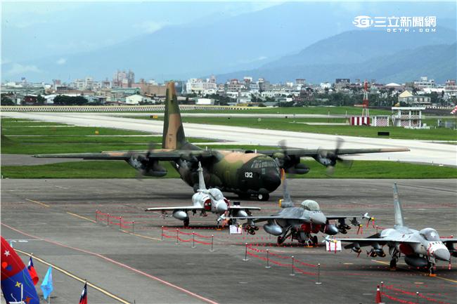 C-130運輸機配備四個渦輪螺旋槳發動機，能作高空、高速遠程飛行，包括日/夜滲透和撤離、特種地面作戰部隊的支援、心理戰任務、空中偵察以及空降和地面—空中救生等，可以在未整備跑道上起降，經過修改後，航程更遠，又可同時執行戰術與戰略運輸任務。（記者邱榮吉/攝影）