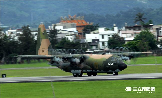C-130運輸機配備四個渦輪螺旋槳發動機，能作高空、高速遠程飛行，包括日/夜滲透和撤離、特種地面作戰部隊的支援、心理戰任務、空中偵察以及空降和地面—空中救生等，可以在未整備跑道上起降，經過修改後，航程更遠，又可同時執行戰術與戰略運輸任務。（記者邱榮吉/攝影）