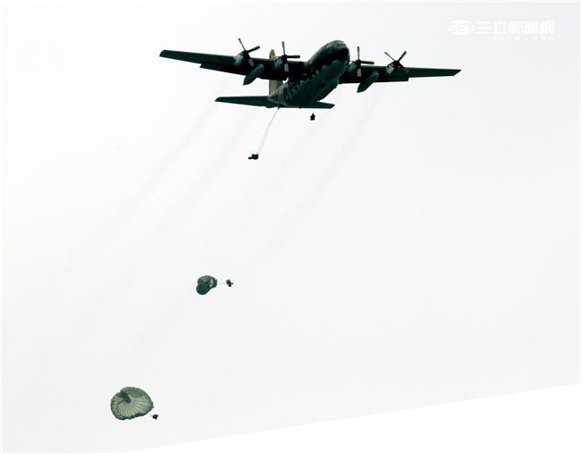 C-130運輸機配備四個渦輪螺旋槳發動機，能作高空、高速遠程飛行，包括日/夜滲透和撤離、特種地面作戰部隊的支援、心理戰任務、空中偵察以及空降和地面—空中救生等，可以在未整備跑道上起降，經過修改後，航程更遠，又可同時執行戰術與戰略運輸任務。（記者邱榮吉/攝影）