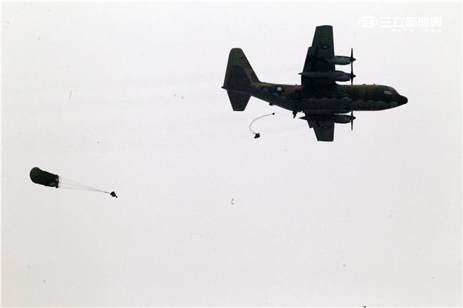 C-130運輸機配備四個渦輪螺旋槳發動機，能作高空、高速遠程飛行，包括日/夜滲透和撤離、特種地面作戰部隊的支援、心理戰任務、空中偵察以及空降和地面—空中救生等，可以在未整備跑道上起降，經過修改後，航程更遠，又可同時執行戰術與戰略運輸任務。（記者邱榮吉/攝影）