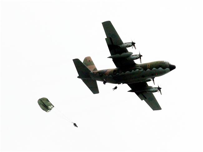 C-130運輸機配備四個渦輪螺旋槳發動機，能作高空、高速遠程飛行，包括日/夜滲透和撤離、特種地面作戰部隊的支援、心理戰任務、空中偵察以及空降和地面—空中救生等，可以在未整備跑道上起降，經過修改後，航程更遠，又可同時執行戰術與戰略運輸任務。（記者邱榮吉/攝影）
