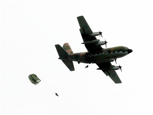 C-130運輸機配備四個渦輪螺旋槳發動機，能作高空、高速遠程飛行，包括日/夜滲透和撤離、特種地面作戰部隊的支援、心理戰任務、空中偵察以及空降和地面—空中救生等，可以在未整備跑道上起降，經過修改後，航程更遠，又可同時執行戰術與戰略運輸任務。（記者邱榮吉/攝影）