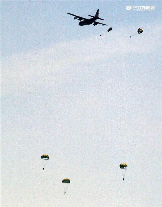 C-130運輸機配備四個渦輪螺旋槳發動機，能作高空、高速遠程飛行，包括日/夜滲透和撤離、特種地面作戰部隊的支援、心理戰任務、空中偵察以及空降和地面—空中救生等，可以在未整備跑道上起降，經過修改後，航程更遠，又可同時執行戰術與戰略運輸任務。（記者邱榮吉/攝影）