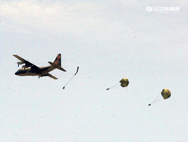 C-130運輸機配備四個渦輪螺旋槳發動機，能作高空、高速遠程飛行，包括日/夜滲透和撤離、特種地面作戰部隊的支援、心理戰任務、空中偵察以及空降和地面—空中救生等，可以在未整備跑道上起降，經過修改後，航程更遠，又可同時執行戰術與戰略運輸任務。（記者邱榮吉/攝影）