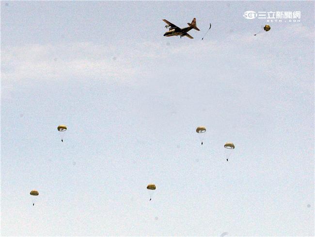 C-130運輸機配備四個渦輪螺旋槳發動機，能作高空、高速遠程飛行，包括日/夜滲透和撤離、特種地面作戰部隊的支援、心理戰任務、空中偵察以及空降和地面—空中救生等，可以在未整備跑道上起降，經過修改後，航程更遠，又可同時執行戰術與戰略運輸任務。（記者邱榮吉/攝影）