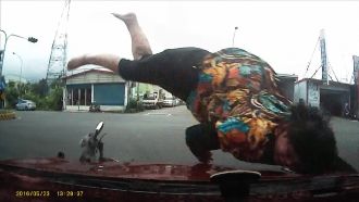 疑違規闖紅燈　女騎士撞休旅車命危