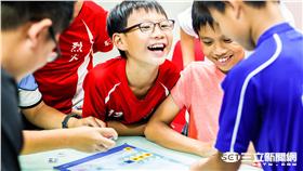 ▲交通大學「程式老爹」自製「海霸」　帶孩子邊玩邊學（圖／程式老爹）