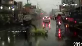 路人竄出騎士摔　滾進對向轎車車底