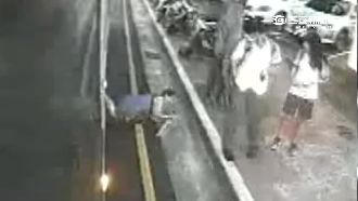 糊塗公車司機丟包　阿嬤重摔滾落路旁