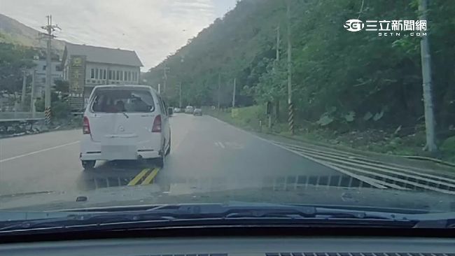 山路蛇行數公里　駕駛自撞山壁摔水溝