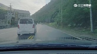 山路蛇行數公里　駕駛自撞山壁摔水溝