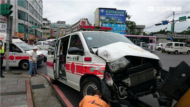 救護車載傷患就醫　突遭公車竄出撞上