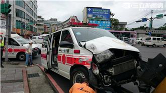 救護車載傷患就醫　突遭公車竄出撞上
