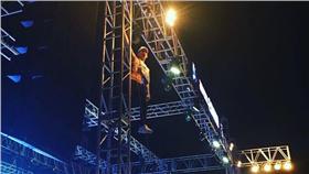 朴載範校演唱會裸上身爬鷹架