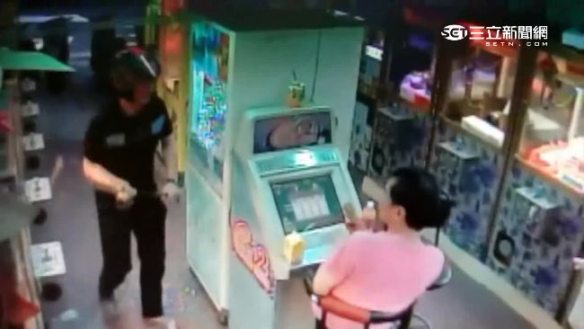 夾不到記恨！醉男竟持鐵棒爆打娃娃機