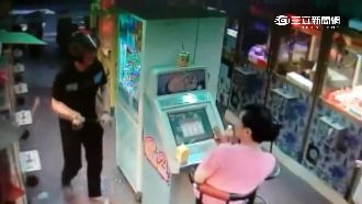 夾不到記恨！醉男竟持鐵棒爆打娃娃機
