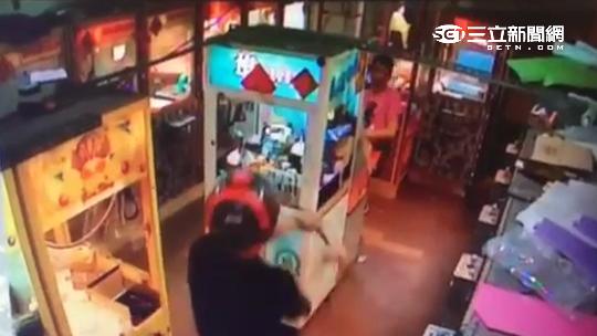 夾不到就怪店家　醉漢砸夾娃娃機洩憤