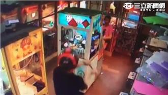 夾不到就怪店家　醉漢砸夾娃娃機洩憤