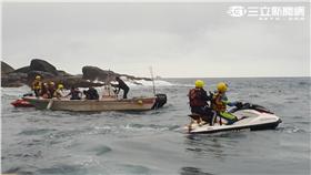野柳外海有漁船沉沒，4名漁工待援（翻攝畫面）