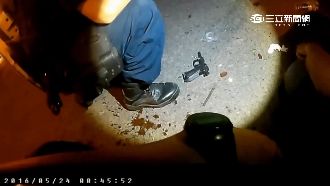 車藏槍枝零件辯玩具　男遭警組槍打臉