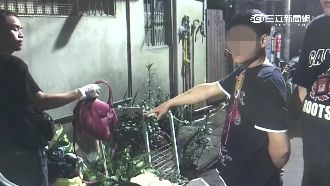 男缺錢買毒品　竟飛車隨機行搶路人包