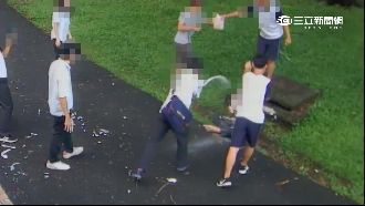 屁孩路邊惡搞泡沫趴　滿地垃圾居民怒