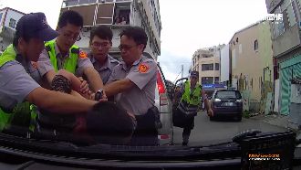 慣竊躲服刑　遇警盤查飛車逃撞壞車