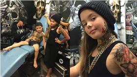 刺青,兒童,噴槍（合成圖／翻攝自Benjamin Lloyd art collection臉書）
https://www.facebook.com/BenjaminLloydCollection/photos/pcb.856559091140422/856557957807202/?type=3&theater
https://www.facebook.com/BenjaminLloydCollection/photos/pcb.856529937810004/856527787810219/?type=3&theater