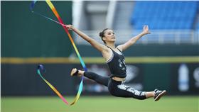 桃猿武裝趴　楊千玫開球
中華職棒22日在桃園球場進行Lamigo桃猿與中信兄弟的
賽事，主場桃猿舉辦「武裝趴」，邀請全大運韻律體操
個人全能金牌連霸得主楊千玫（圖）開球。
中央社記者張新偉攝　105年5月22日