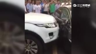 出口遭名車擋住　休旅車發狠撞成廢鐵