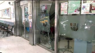 兒誤觸油門　父連同機車衝撞醫院！