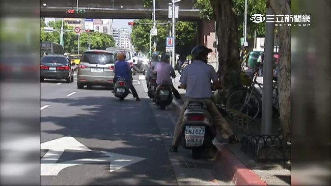 騎士為躲太陽擋路中　駕駛傻眼嗆離譜