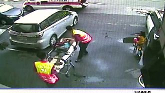 夫酒駕被攔裝昏！妻氣到暈倒送醫