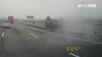 車騰空翻轉3圈落地　駕駛竟毫髮無傷