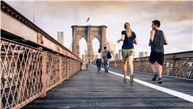 跑步 https://www.pexels.com/photo/bridge-runners-morning-cloudy-29578/