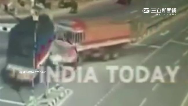 轎車變三明治！雙卡車對撞5乘客慘死
