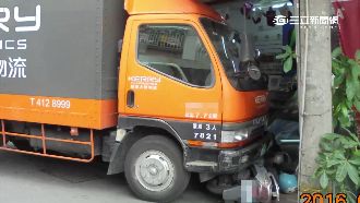 貨車順坡撞通訊行　1店員遭玻璃割傷
