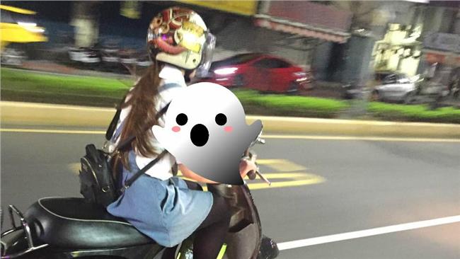 為歐巴啥都不要！她騎車竟邊做這件事