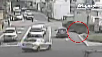 貨櫃車巨輪胎脫落　砸檳榔攤還彈回去