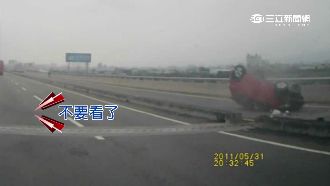影／轎車閃車失控　撞分隔島空翻3圈