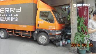 影／貨車煞車故障　卸貨中飄移撞店家