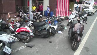 翁開車恍神衝撞　17車台機車連環倒