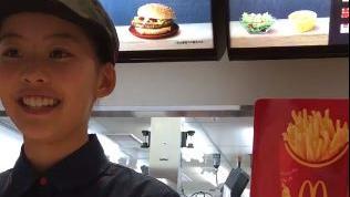 被加點笑容　麥當勞正妹神回讓人醉了